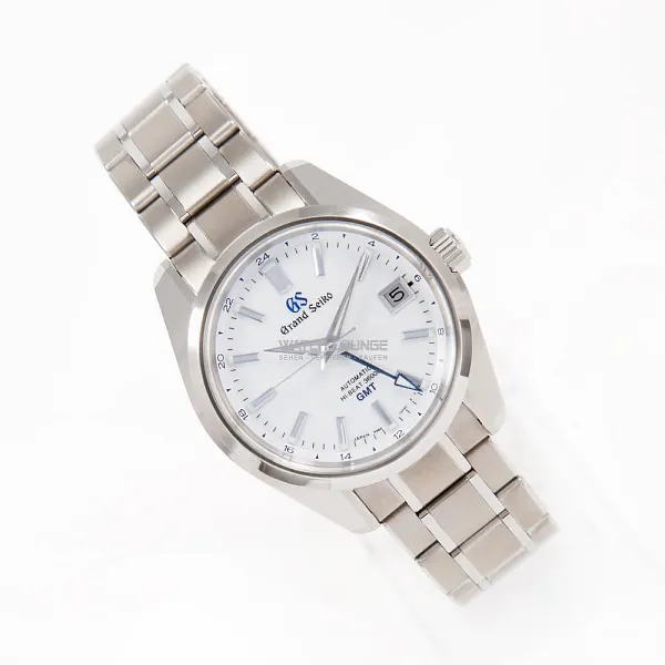 13735_watchlounge_lo.jpg
