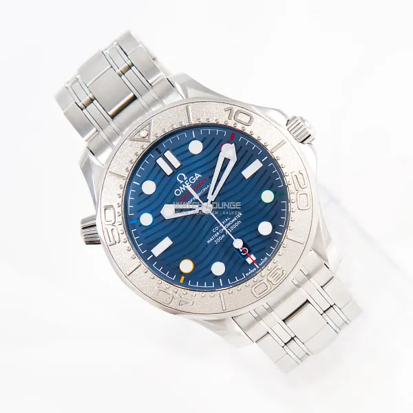 15481_watchlounge_lo.jpg