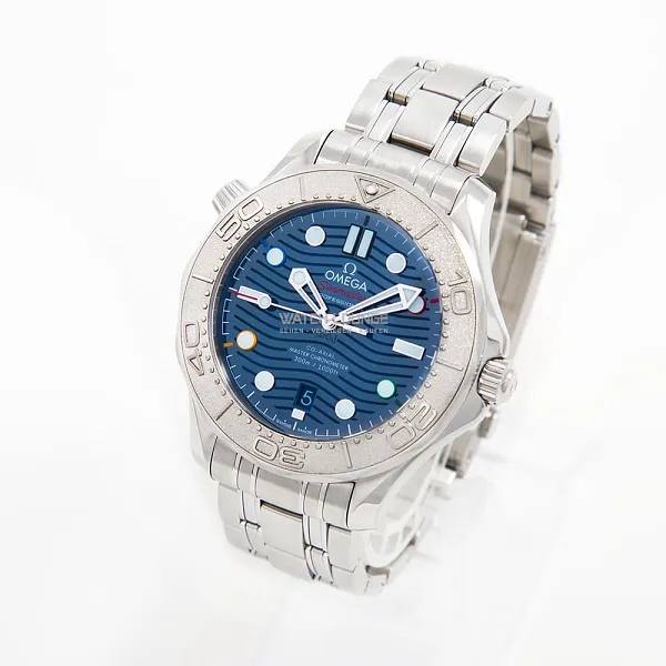 15484_watchlounge_lo.jpg