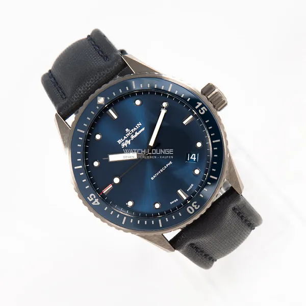 15887_watchlounge_lo.jpg