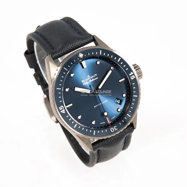 15889_watchlounge_lo.jpg